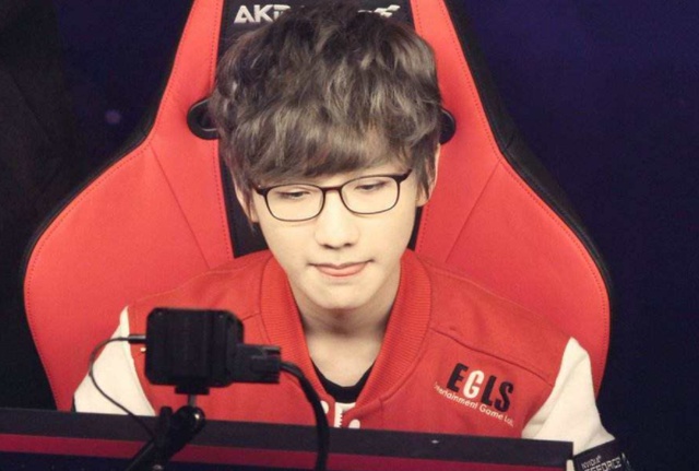 都在捍卫自 都在捍卫自